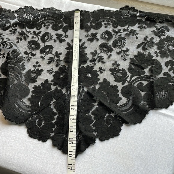 Vintage Black Lace Mantilla Veil – Spanish Style Floral Triangular Shawl - Picture 9 of 16